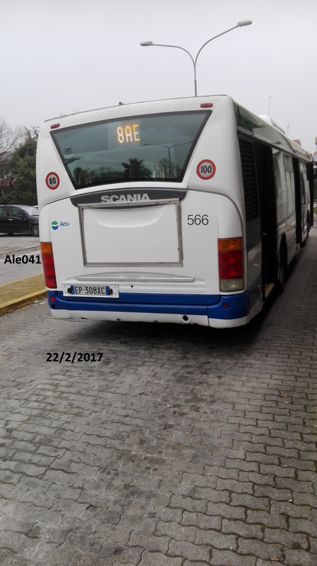 La parte dietro esterna della (particolare) Scania Omnicity numero 566